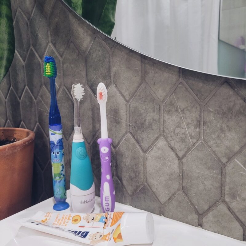 Hoiukarbiga hambahari lastele, 2-6a