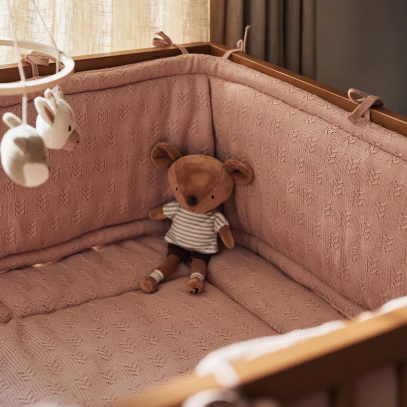 Kahepoolne roosa voodipehmendus beebi voodile