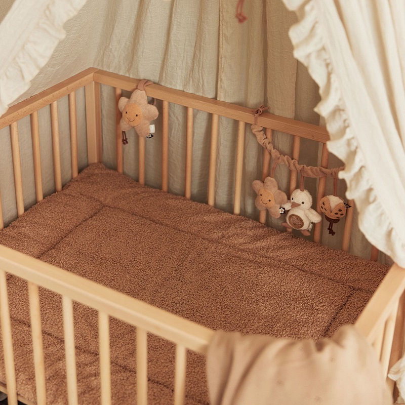 Kahepoolne pehme mängumatt voodisse