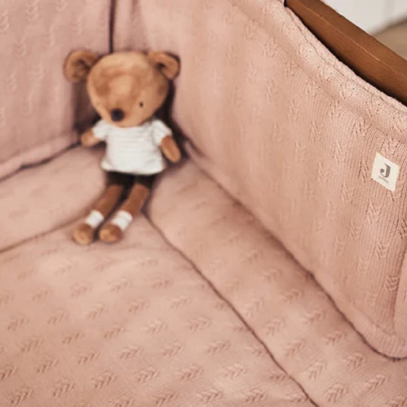 Kahepoolne roosa voodipehmendus beebi voodile