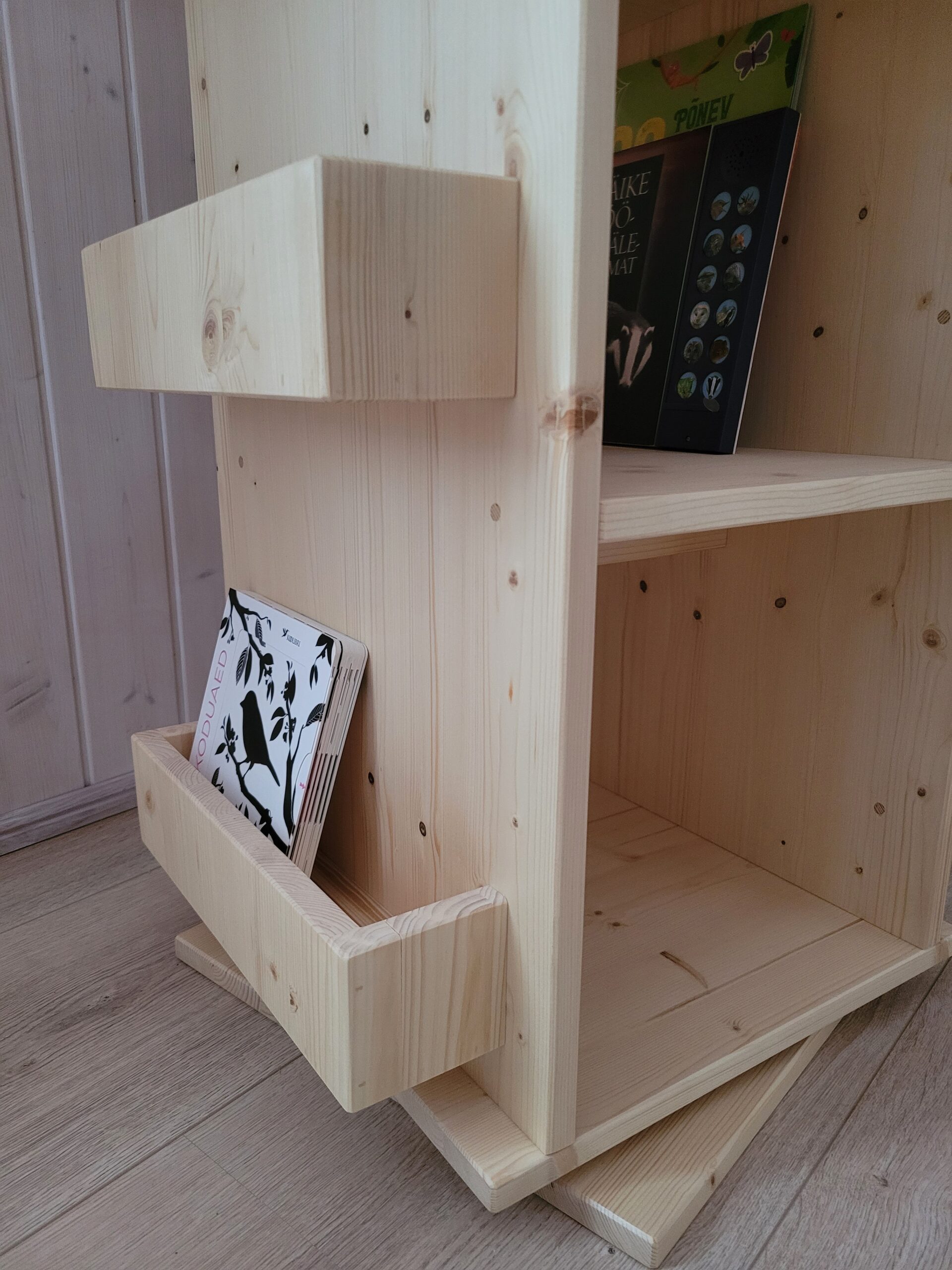 Puidust raamaturiiul pöörlev (25)