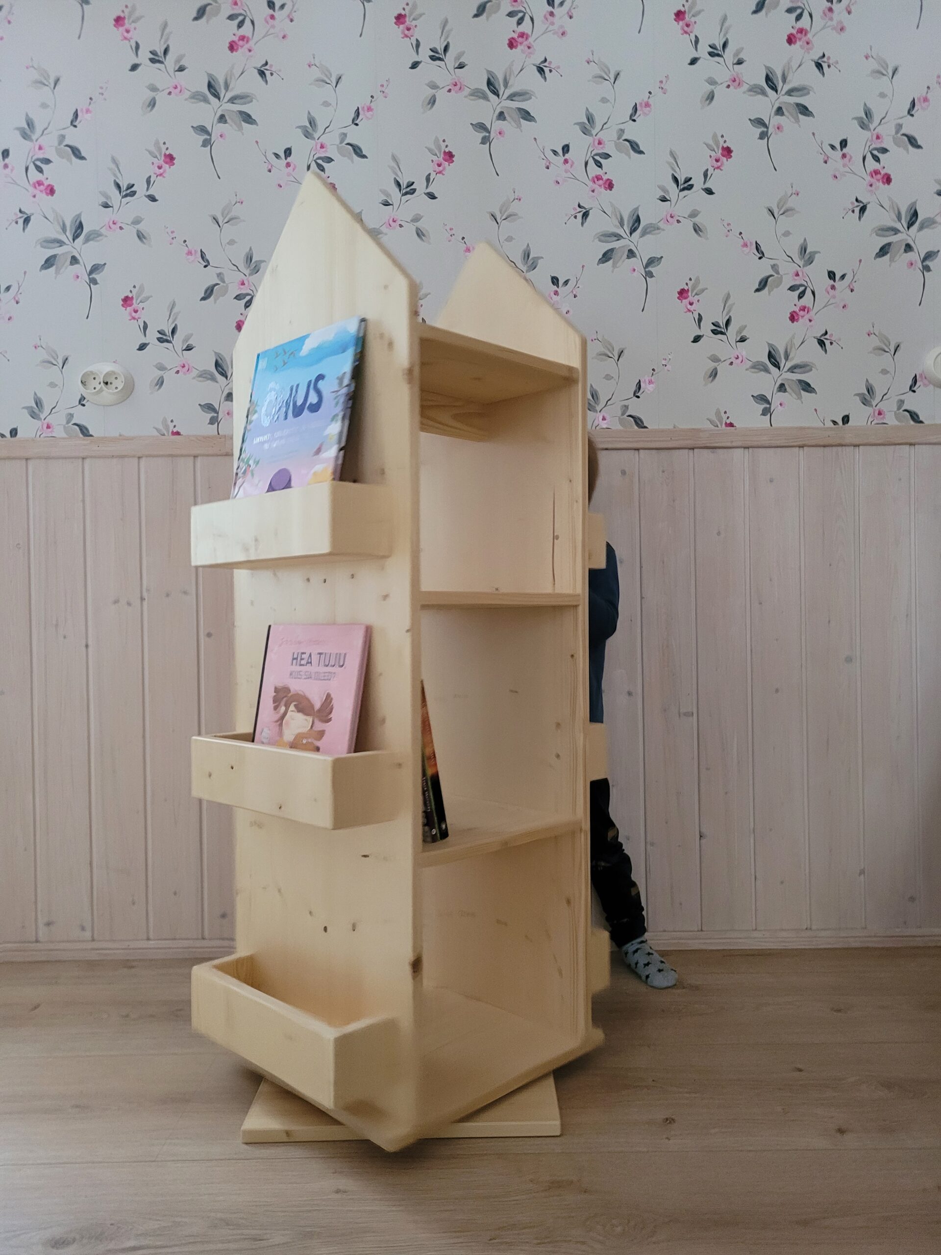 Puidust raamaturiiul pöörlev (26)