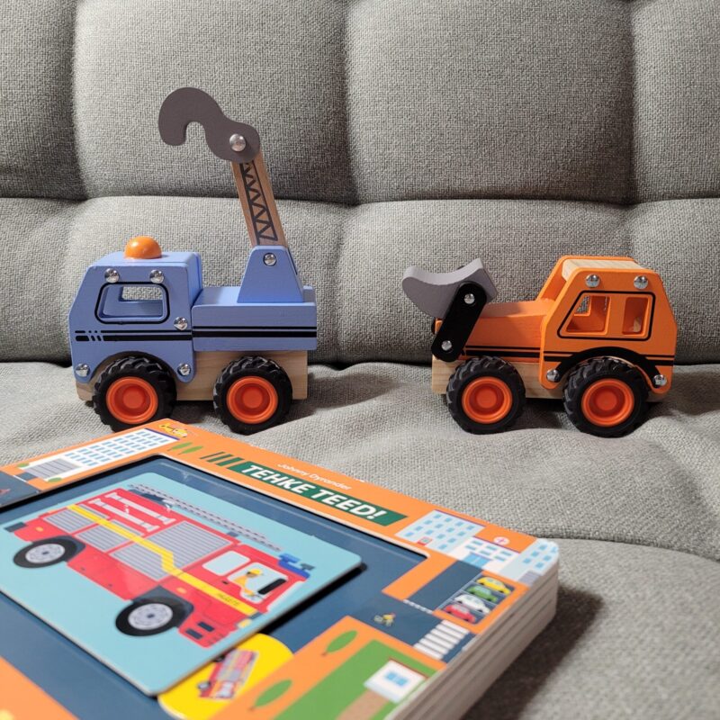 puidust puksiirauto liikuva konksuga