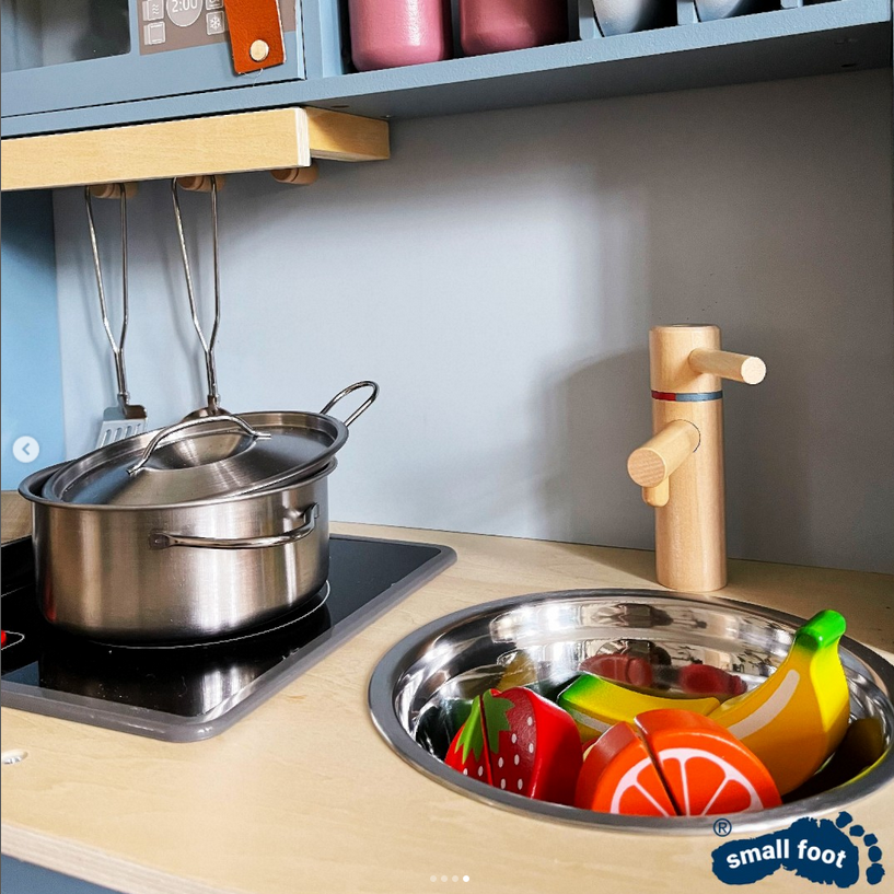 Puidust mänguköök koos töövahenditega sööginõudega laste köök toiduained mänguköök