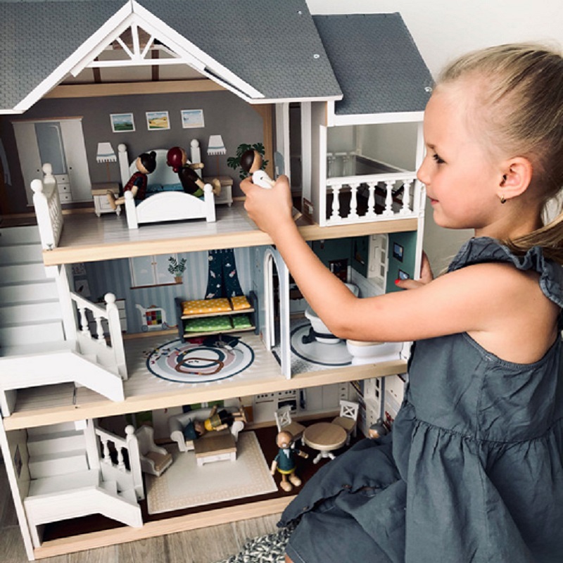 suur puidust kolmekordne mängumaja nukumaja mööbliga