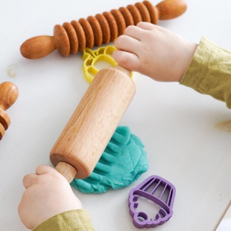 Laste suuruses taignarull plastiliinile voolimismassile looduslik naturaalne puidust taignarull kÀepidemetega