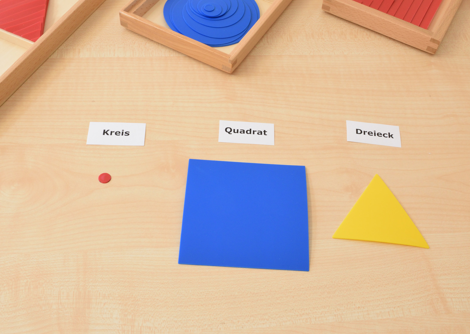 Montessori pedagoogika õppevahend geomeetrilised vahendid puidust karpides matemaatika kujundid kolmnurk ring ruut