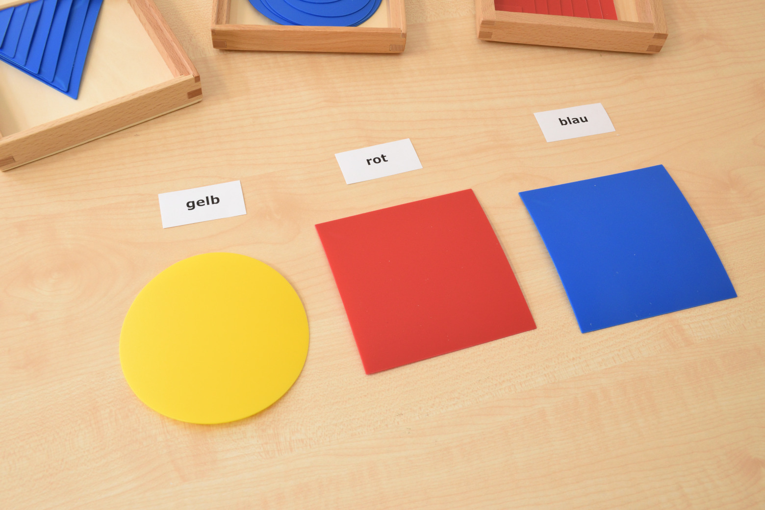 Montessori pedagoogika õppevahend geomeetrilised vahendid puidust karpides matemaatika kujundid kolmnurk ring ruut