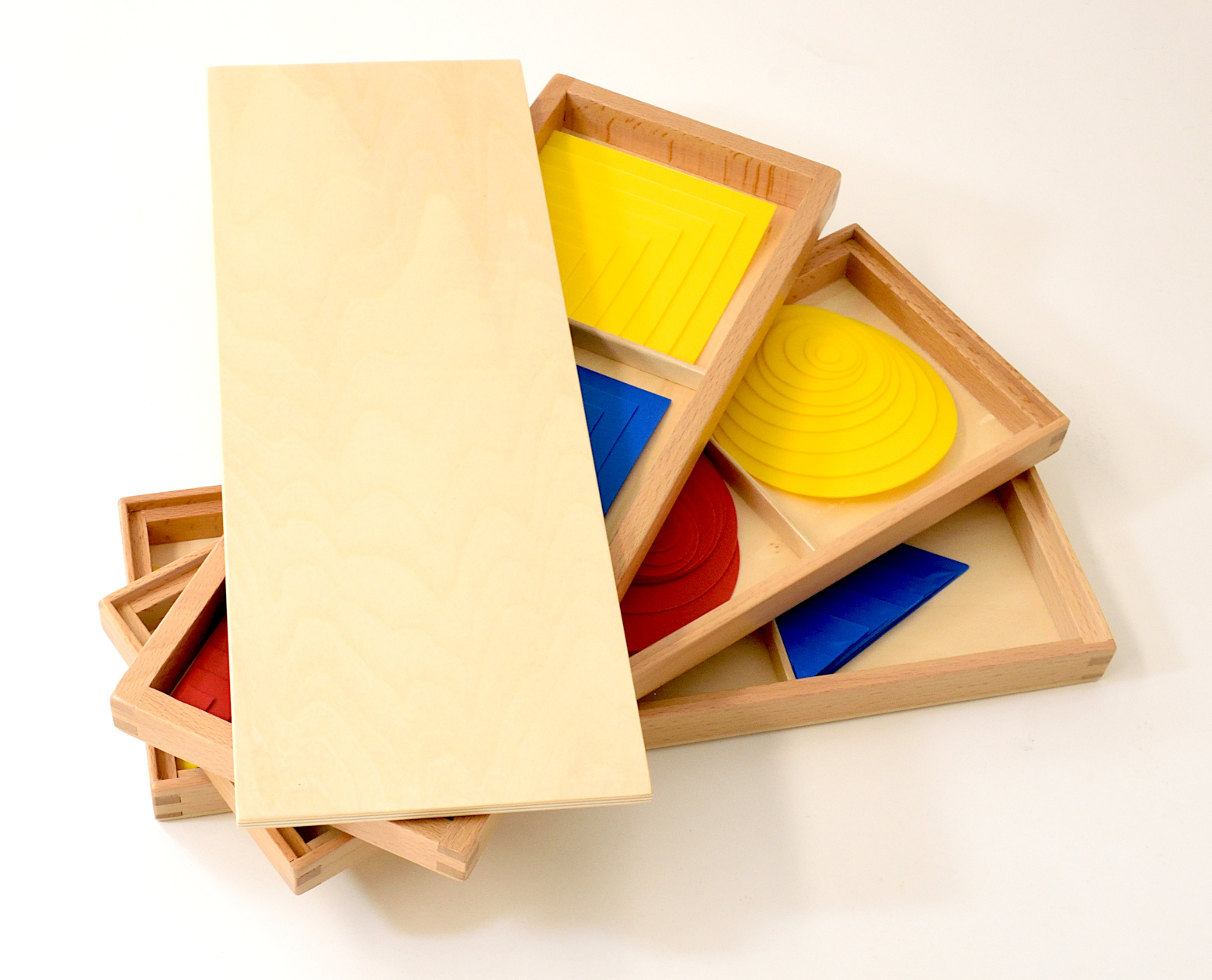 Montessori pedagoogika õppevahend geomeetrilised vahendid puidust karpides matemaatika kujundid kolmnurk ring ruut