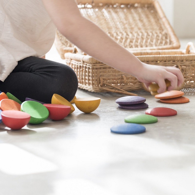 Grapat puidust mängufiguurid kerad poolkerad kettad pallid loovmäng vabamäng waldorfpedagoogika waldorfmänguasjad