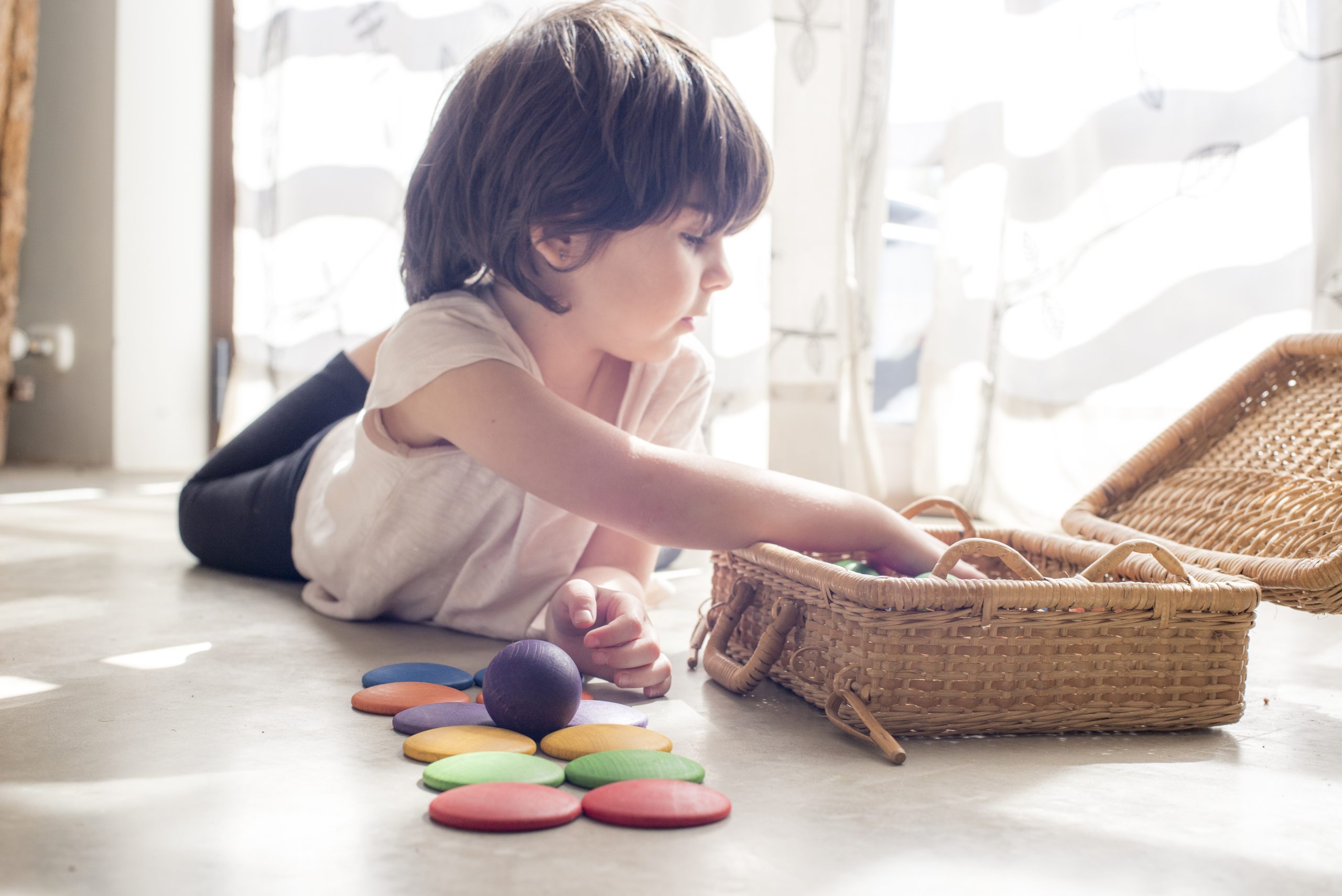 Grapat puidust mängufiguurid kerad poolkerad kettad pallid loovmäng vabamäng waldorfpedagoogika waldorfmänguasjad