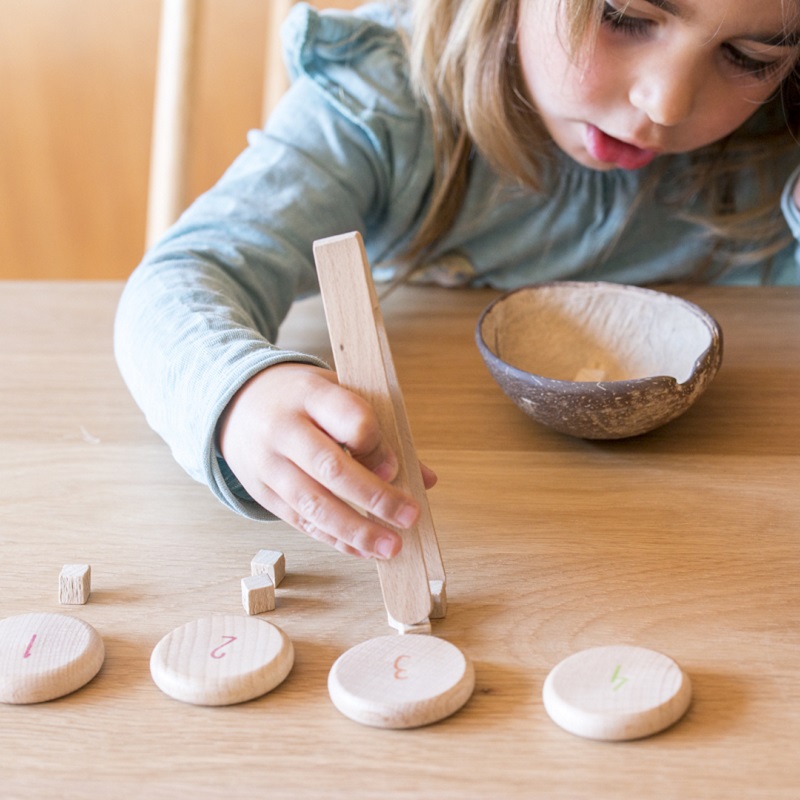 Grapat puidust mängufiguurid numbritega mündid numbrikettad numbrimündid loovmäng vabamäng waldorfpedagoogika waldorfmänguasjad