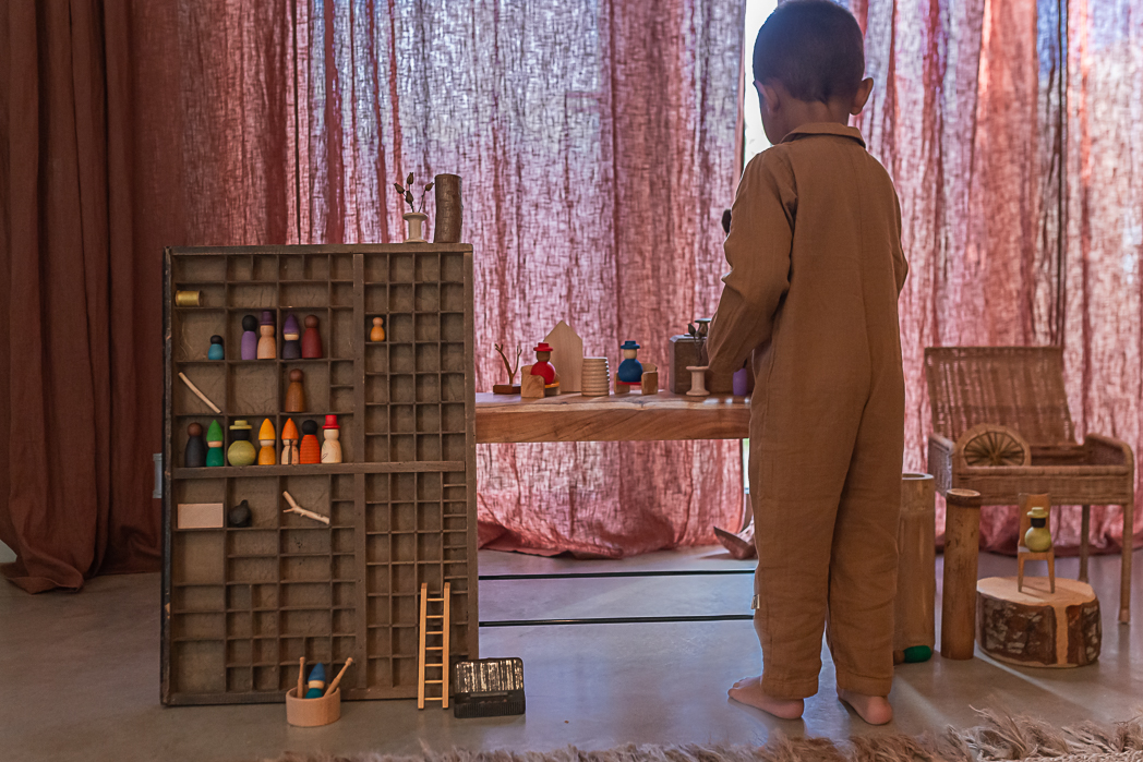 Grapat puidust mängufiguurid Nins Tomtens loovmäng vabamäng waldorfpedagoogika waldorfmänguasjad