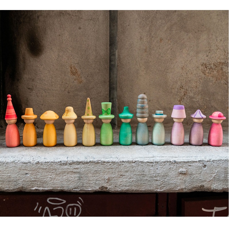 Grapat puidust mängufiguurid Nins Tomtens loovmäng vabamäng waldorfpedagoogika waldorfmänguasjad