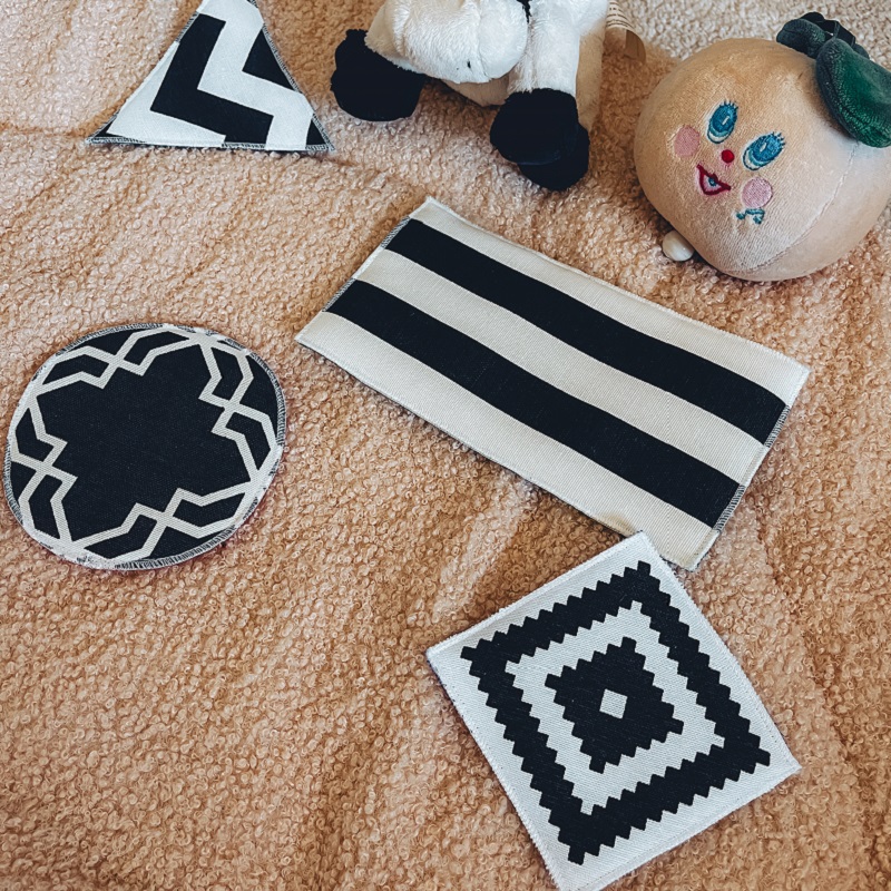 Kahepoolsete sensoorsete kangakaartide komplekt, 4 tk konstrastsed beebiraamat beebile kingiidee katsikukink