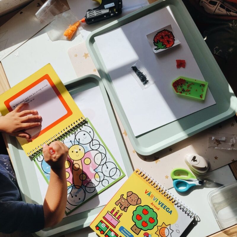 Veepliiatsiga kunstitöövihik "Värvi veega. Kujundid ja värvid"