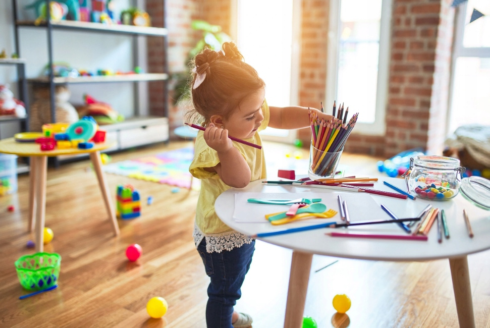 heykka kolmnurksed ergonoomilised värvipliiatsid teritajaga.