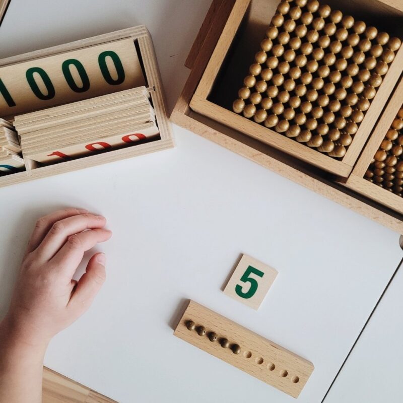 Numbriplaadid 1 - 9999, puidust karbiga