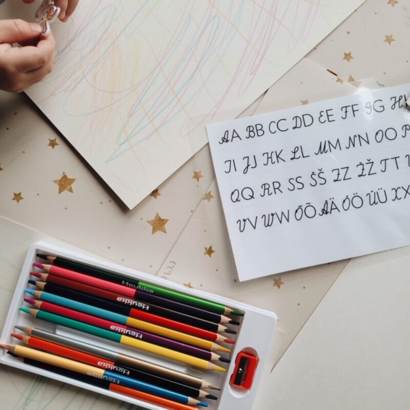 Kolmnurksete värvipliiatsite komplekt, 24 värvi + teritaja