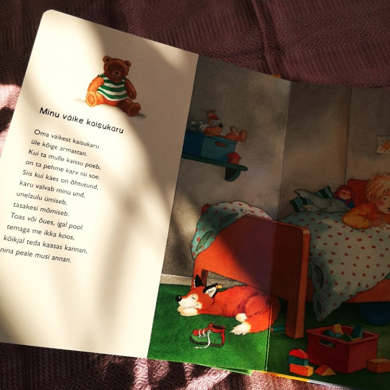 pappraamat kõvade lehtedega raamat maga magusasti unejutud lastele luuletused katsikukingitus
