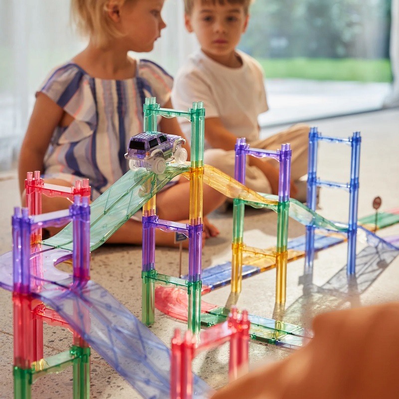 Connetix magnetklotside soodus ja Cleverclix autorajad elektriliste autodega