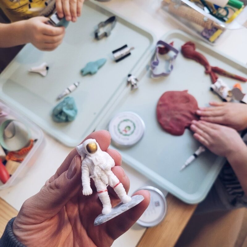 Kosmose teemaline minifiguuride komplekt