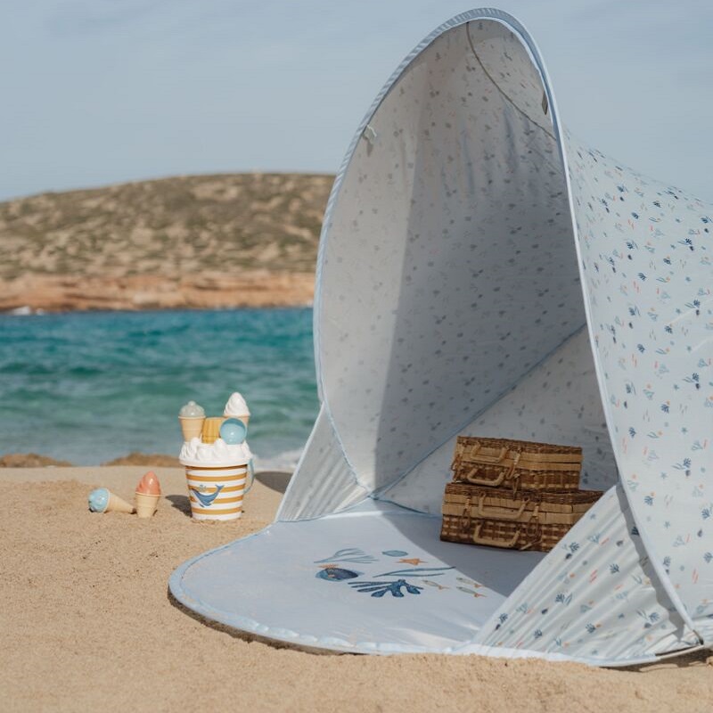 UV-kaitsekattega kokkupandav rannatelk – ideaalne rannapäevaks või piknikule.