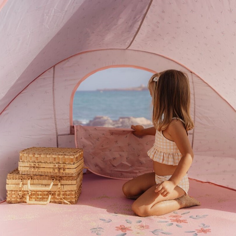 UV-kaitsekattega kokkupandav rannatelk – ideaalne rannapäevaks või piknikule.