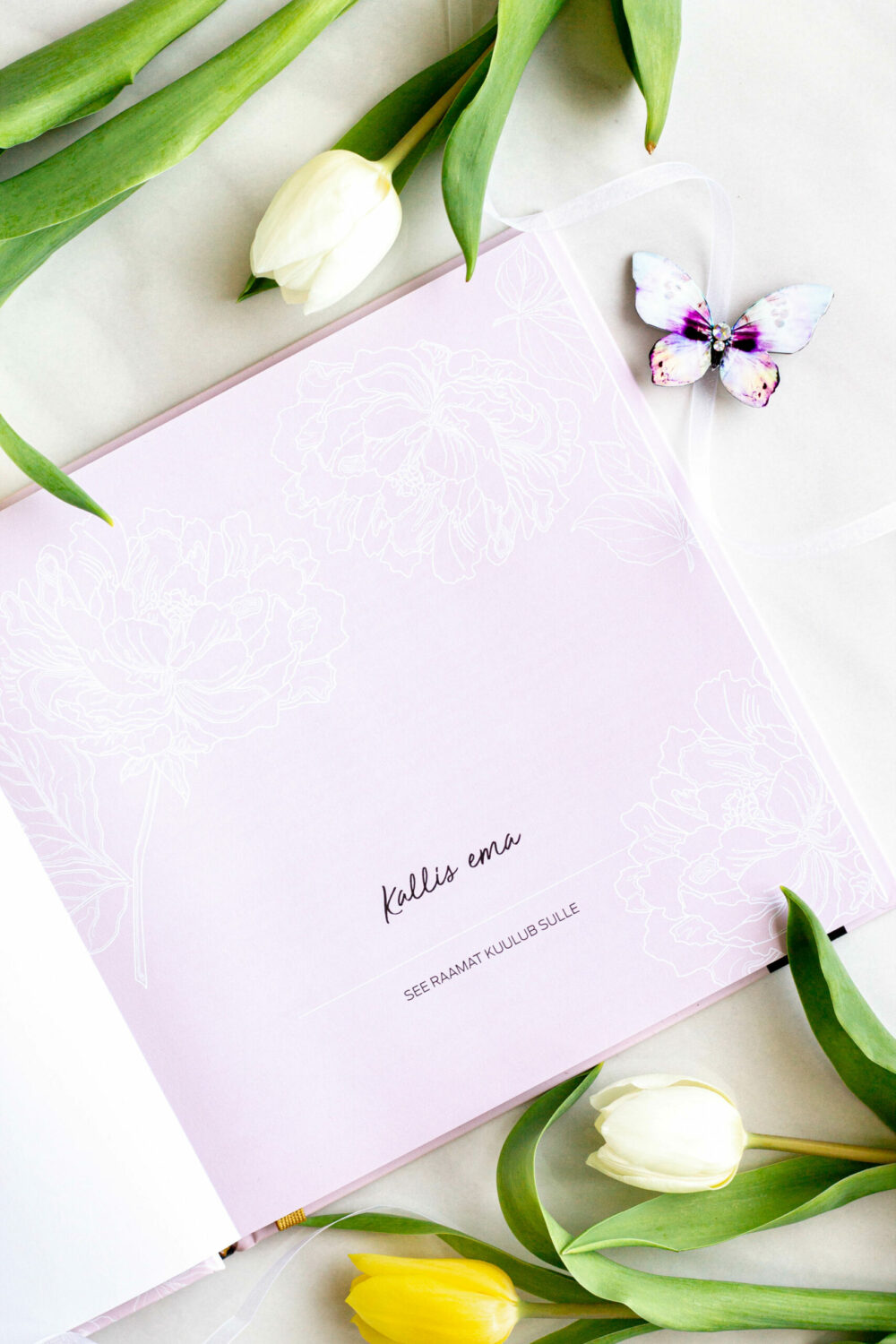 ise täidetav mälestusteraamat – üle 100 küsimuse ema elu jäädvustamiseks