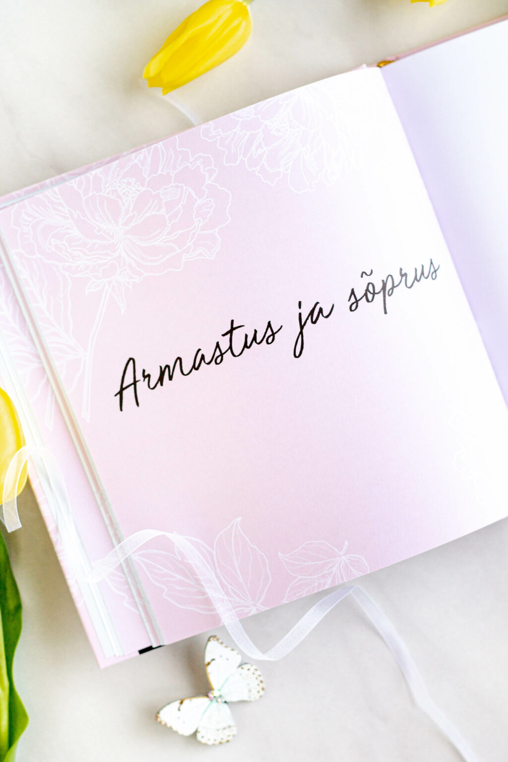 ise täidetav mälestusteraamat – üle 100 küsimuse ema elu jäädvustamiseks