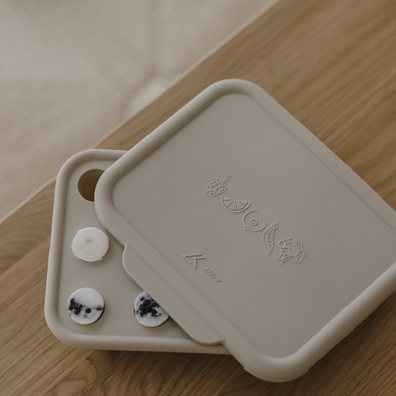 Zakuw silikoonist jäävorm kaanega – ideaalne külmutatud püree ja rinnapiima jaoks.