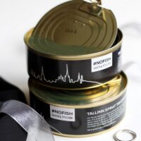 Mustad sokid Tallinna siluetiga – noore kunstniku Anne Hanni looming