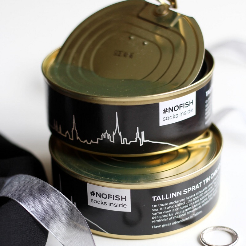 Mustad sokid Tallinna siluetiga – noore kunstniku Anne Hanni looming