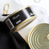 Mustad sokid Tallinna siluetiga – noore kunstniku Anne Hanni looming