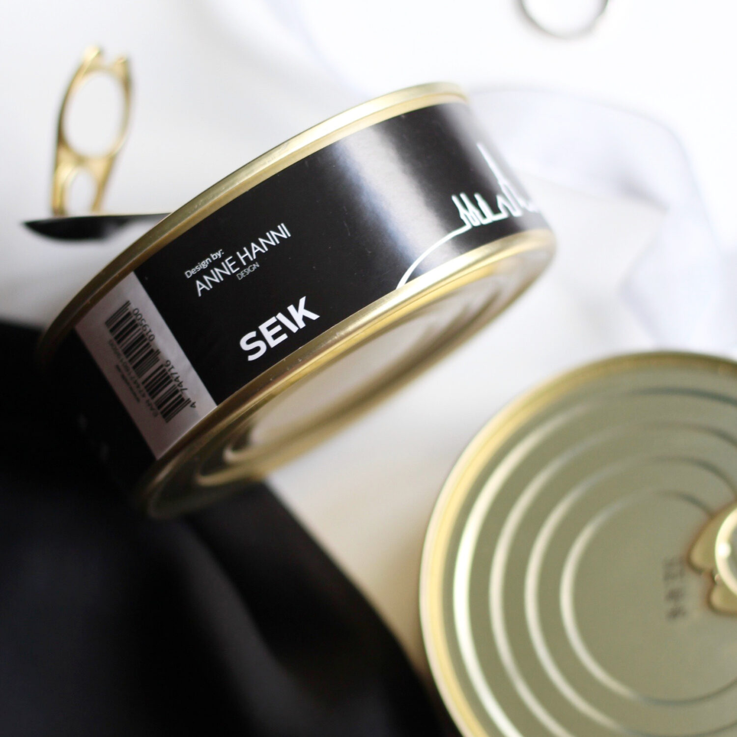 Mustad sokid Tallinna siluetiga – noore kunstniku Anne Hanni looming