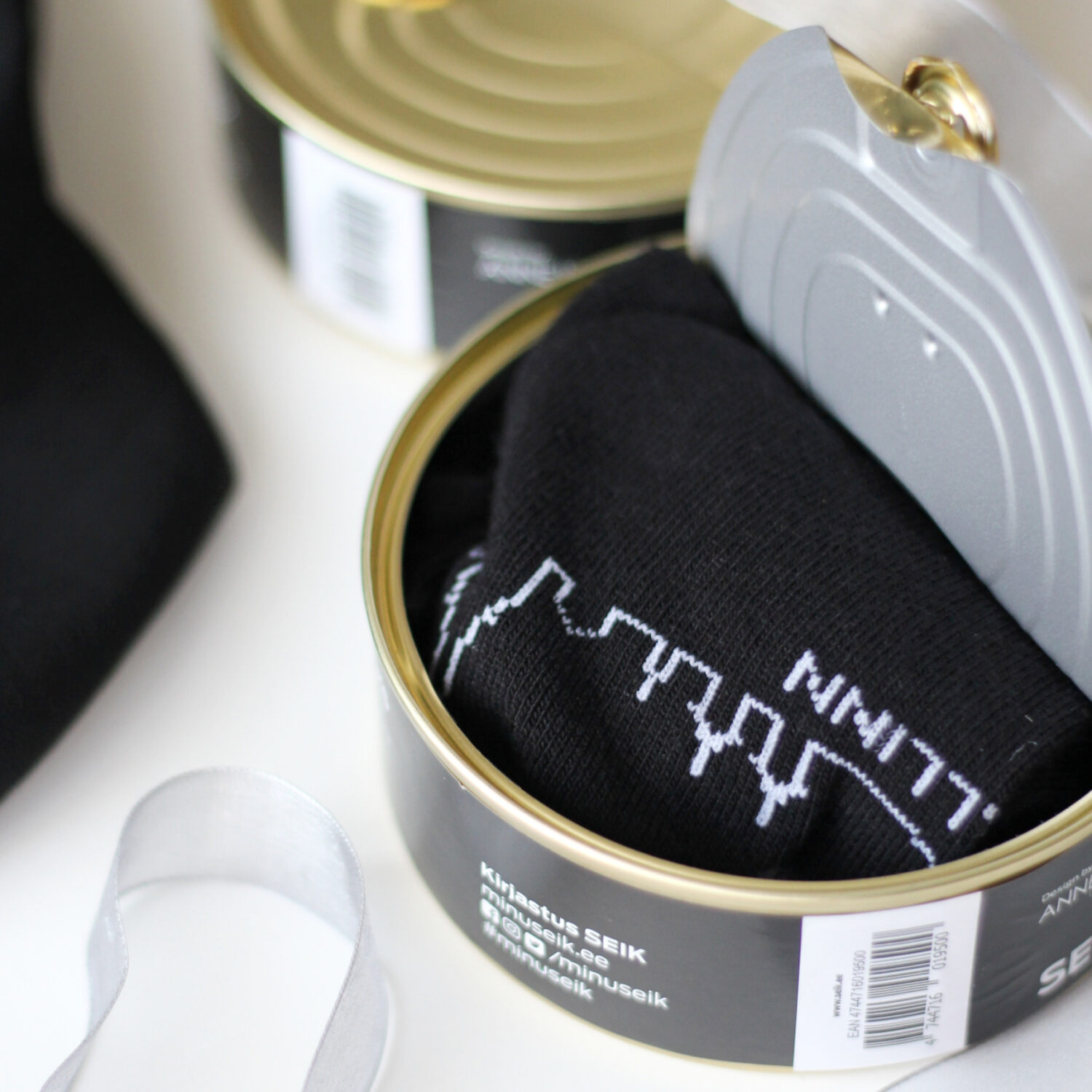 Mustad sokid Tallinna siluetiga – noore kunstniku Anne Hanni looming