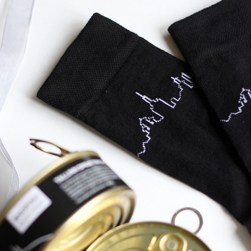 Mustad sokid Tallinna siluetiga – noore kunstniku Anne Hanni looming