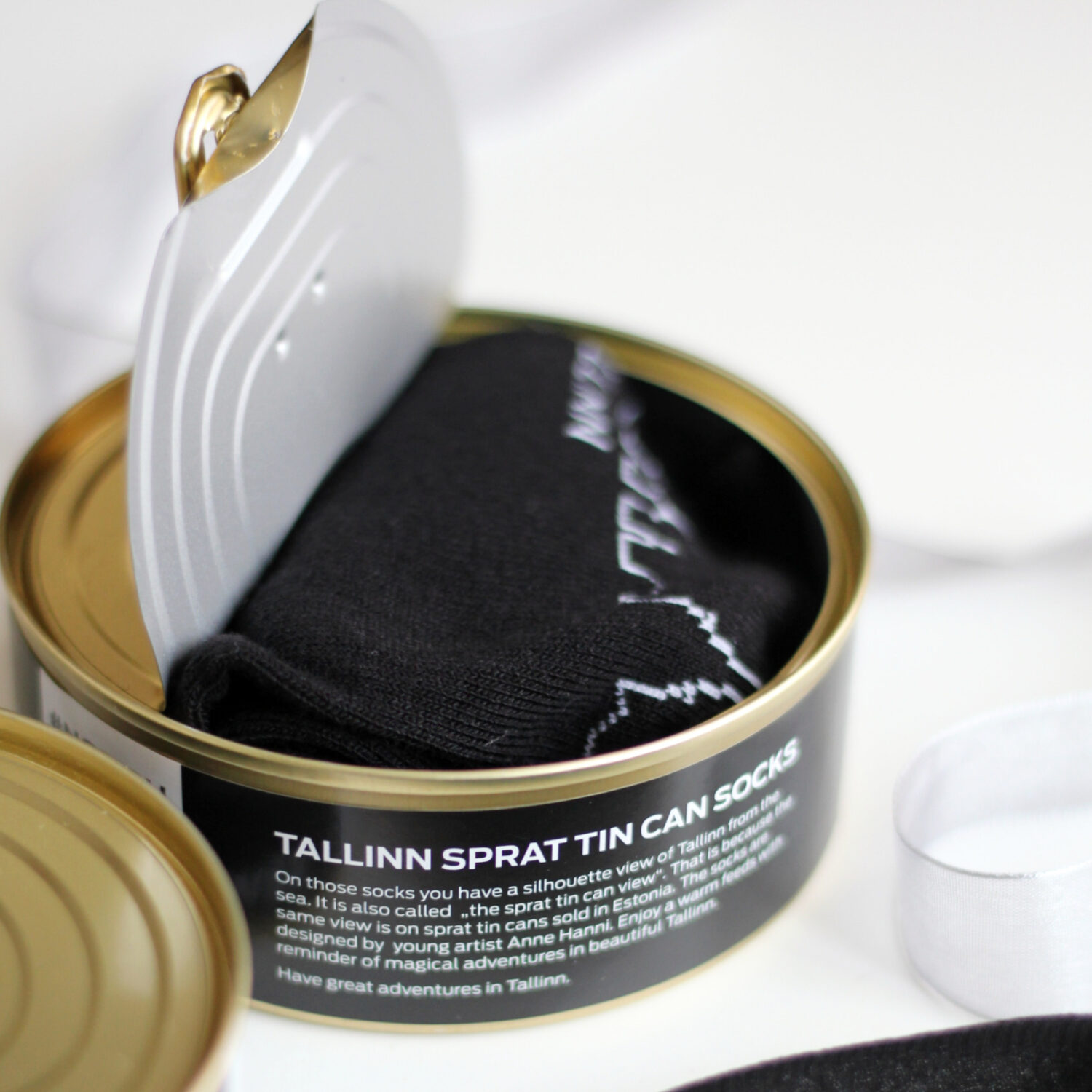 Mustad sokid Tallinna siluetiga – noore kunstniku Anne Hanni looming