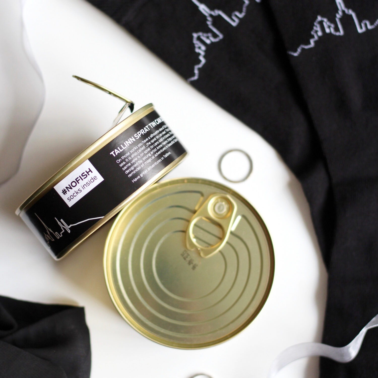 Mustad sokid Tallinna siluetiga – noore kunstniku Anne Hanni looming