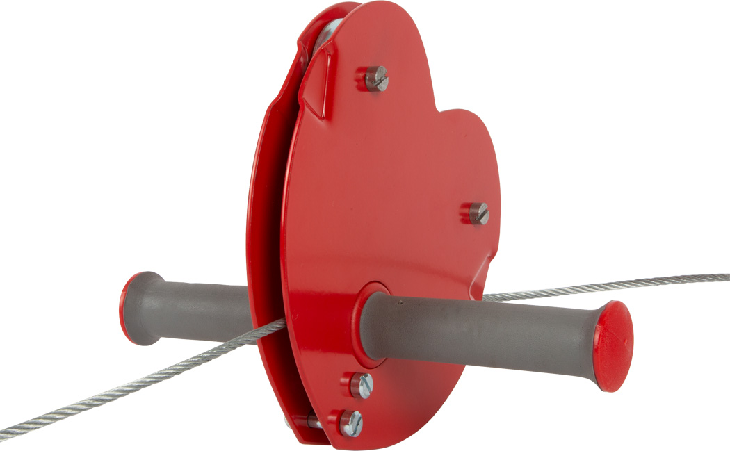 Trossiga laskumisrada ja seiklusrada koju kinnitatuna kahe puu vahele