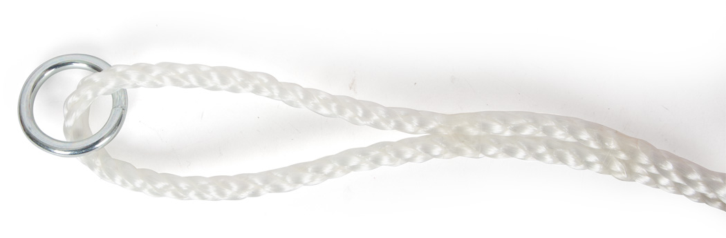 Trossiga laskumisrada ja seiklusrada koju kinnitatuna kahe puu vahele