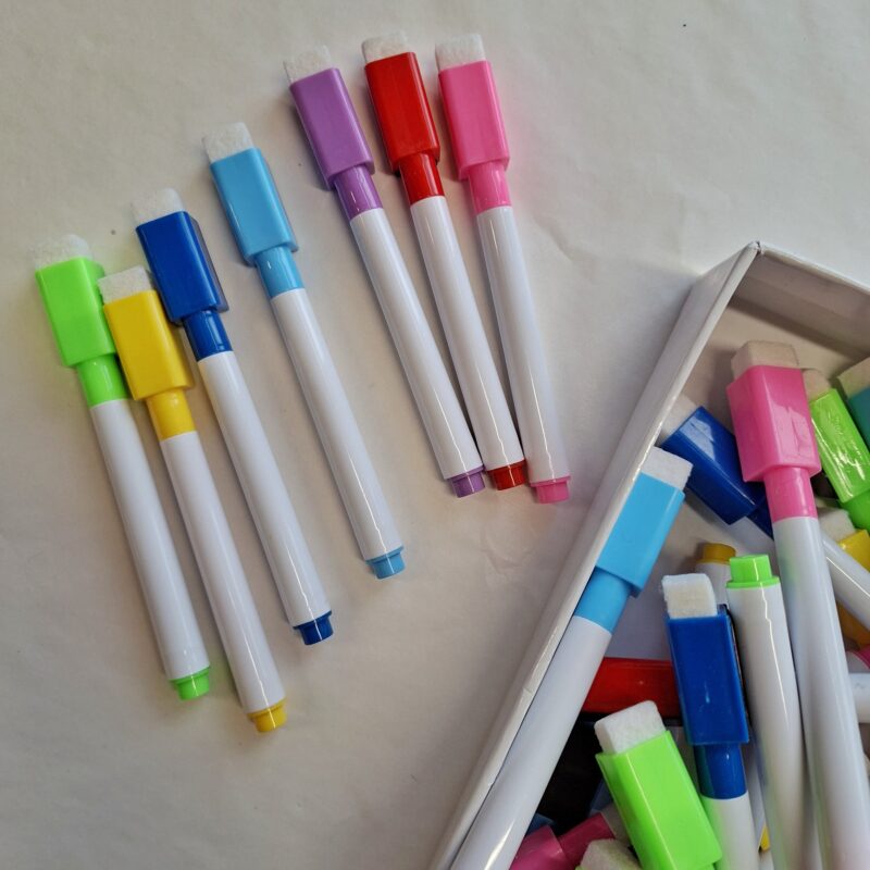 Korduvkasutatav, magneti ja kustutajaga värviline marker
