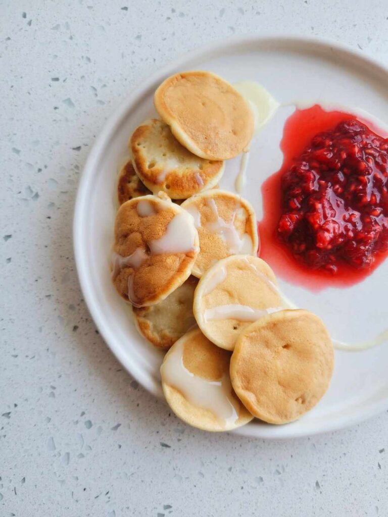 Pannkoogimasin dosaatoriga küpsetamas minipannkooke – rent lapsepeole