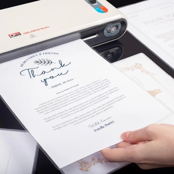 Läikiv lamineerimiskile laminaatoriga kiletamiseks ja kasutuseks