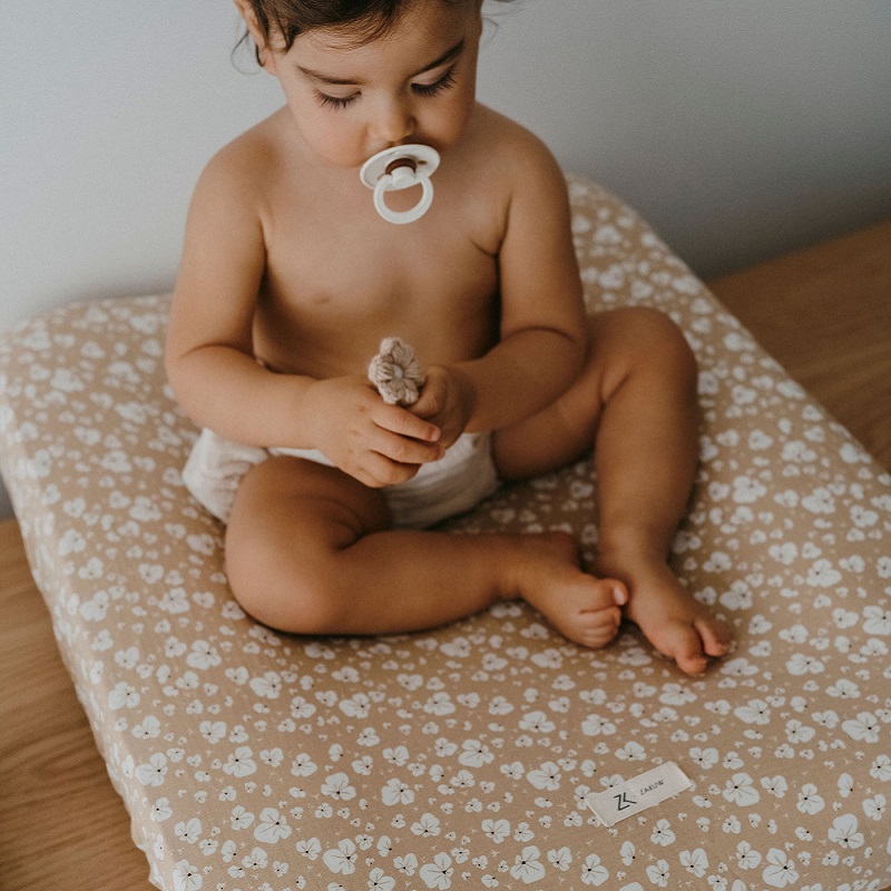 Naturaalne musliinkangast mähkimisaluse kate kummiga