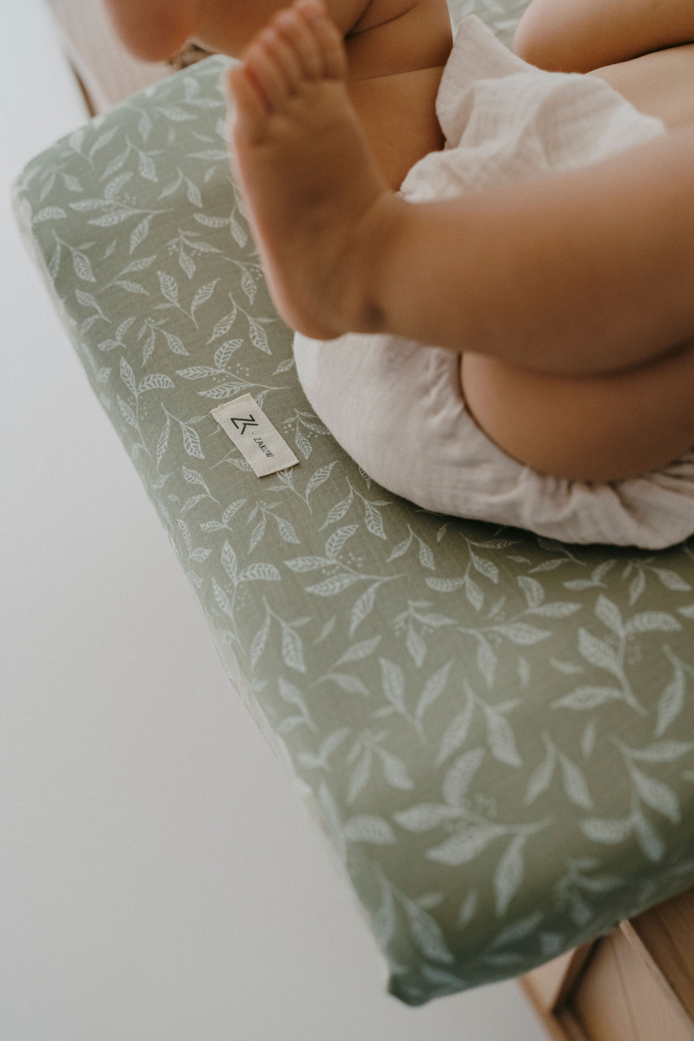 Naturaalne musliinkangast mähkimisaluse kate kummiga