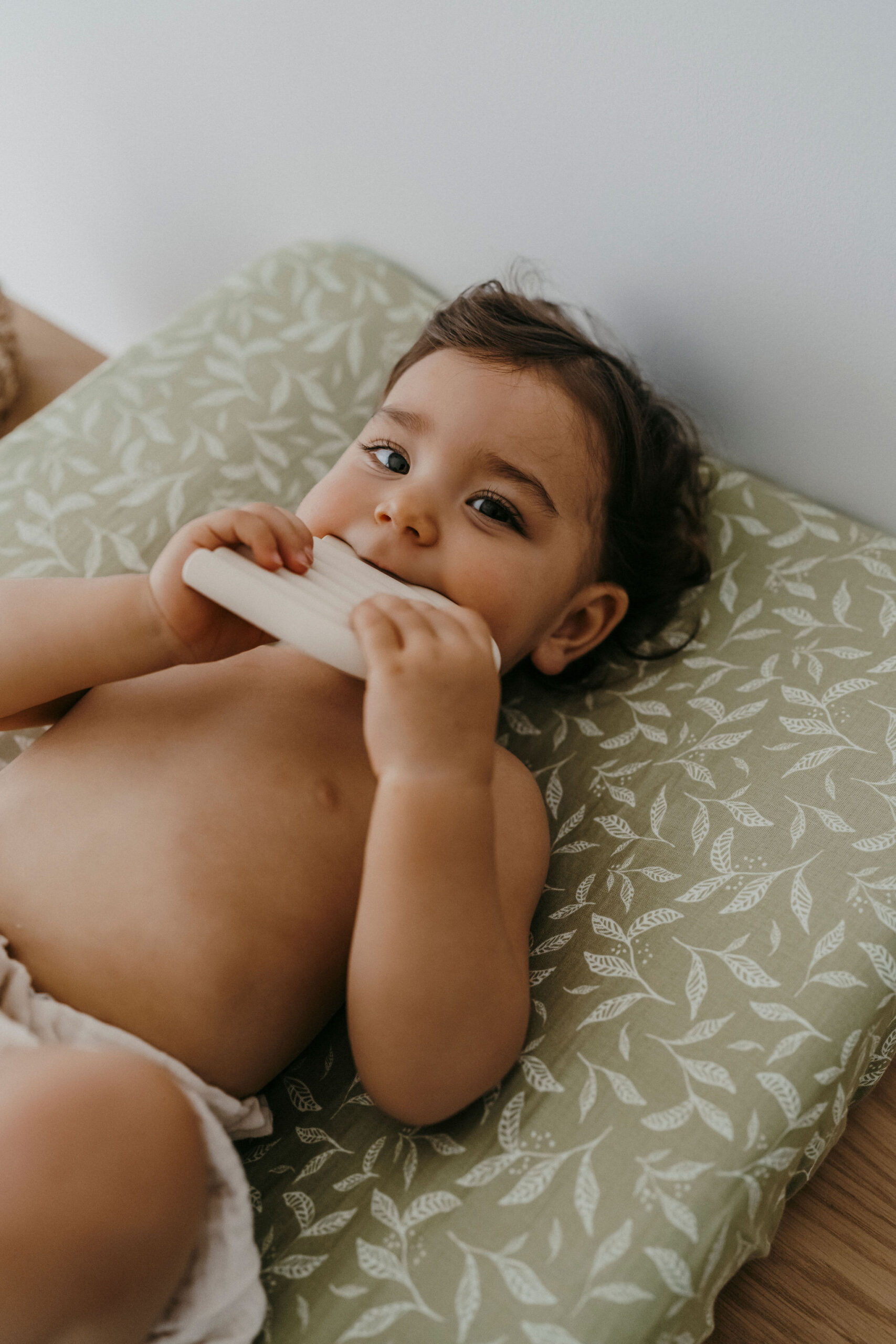 Naturaalne musliinkangast mähkimisaluse kate kummiga