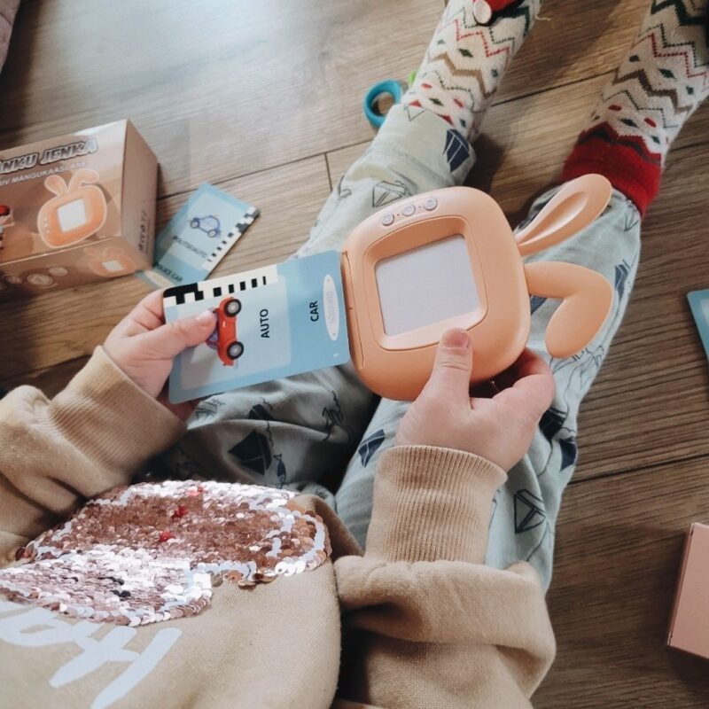 Interaktiivne mängukonsool "Jänku Jenka" eesti-inglise sõnamäng õppekaartidega