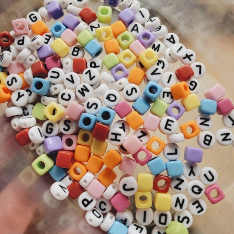 Kuubikukujulised helmed, erinevad värvused, 99 tk