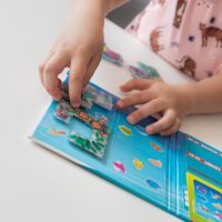Kaasaskantav Magnetreisimäng „Korallrahu“ – loogikamäng, mis arendab probleemilahendust ja ruumilist mõtlemist.